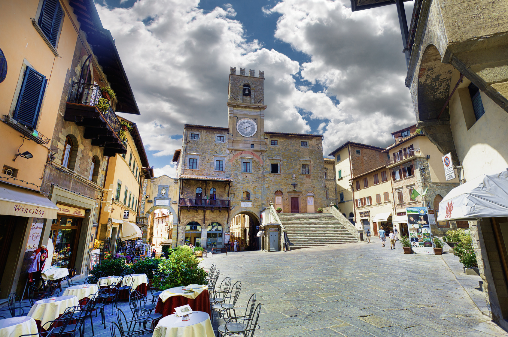 Cortona - Piazza del paese - 