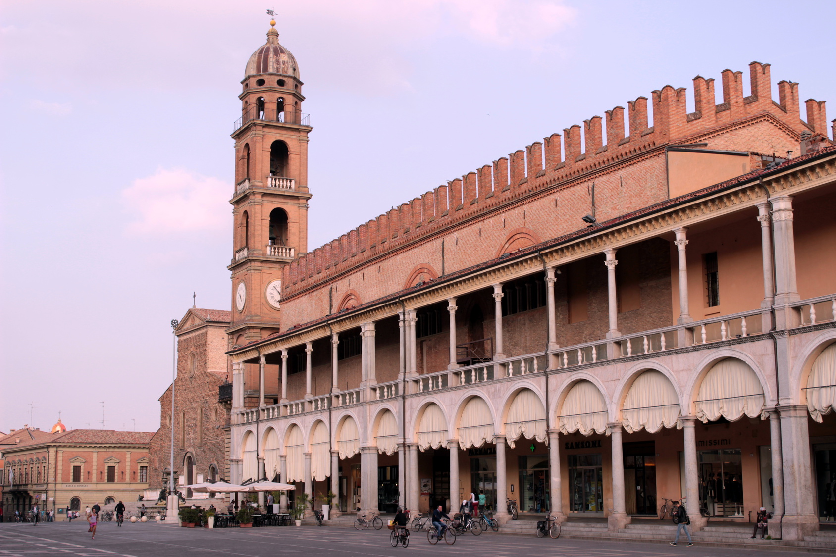 Faenza - Piazza del Popolo ©Fotolia