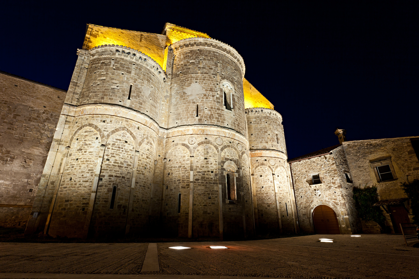 Fossacesia - Abbazia di San Giovanni in Venere di notte ©Fotolia