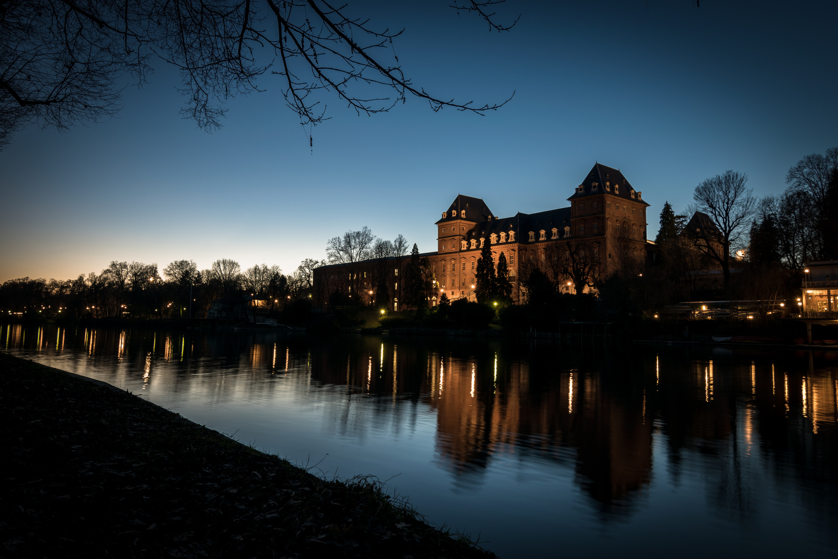 Torino - Castello del Valentino sul fiume Po -
