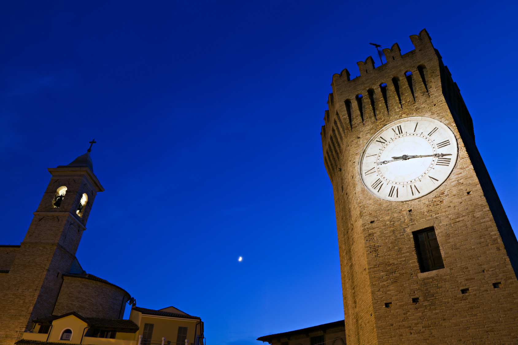 San Benedetto del Tronto, la Torre dei Gualtieri al crepuscolo ©Fotolia