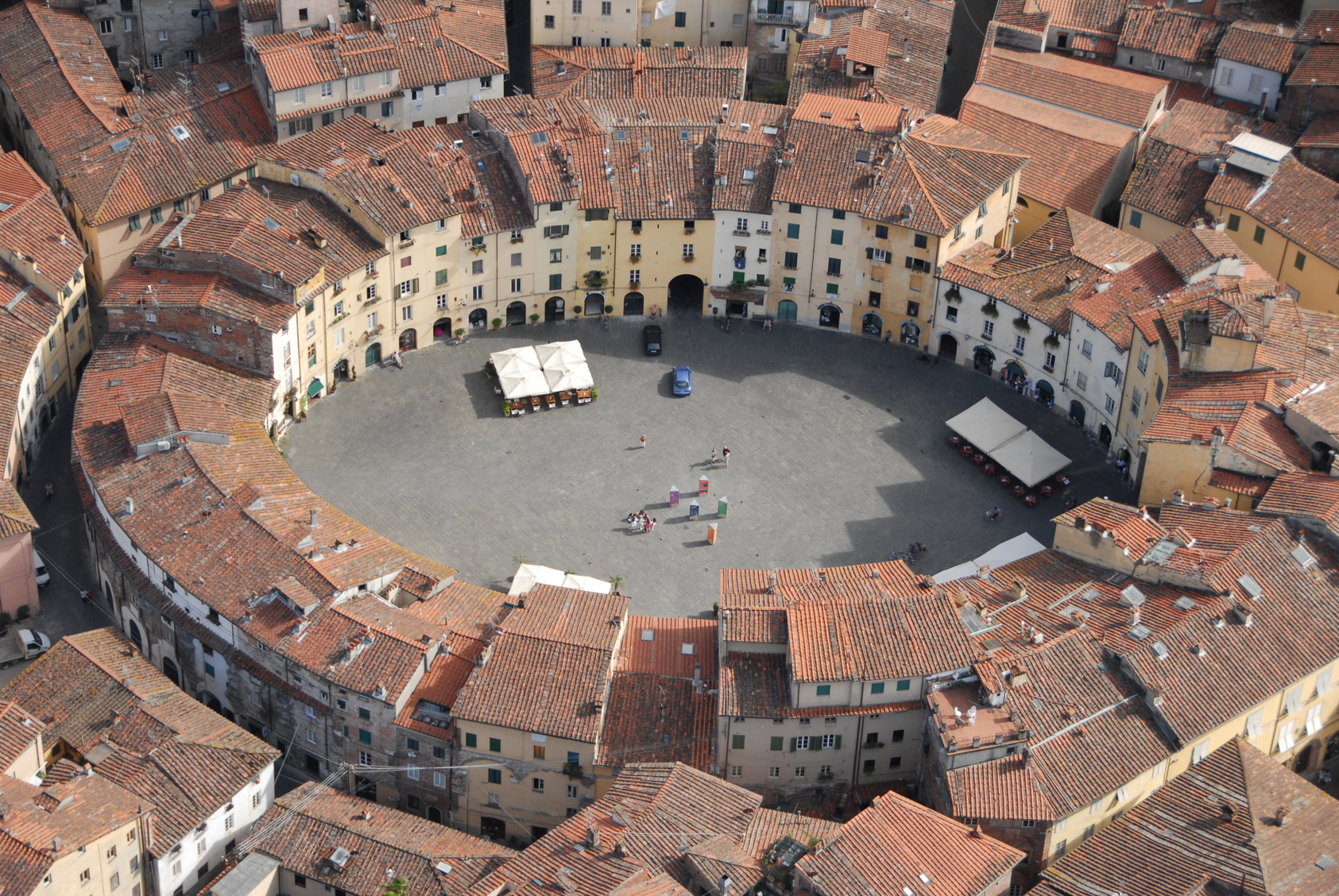 Lucca - Piazza Anfiteatro ©Fotolia