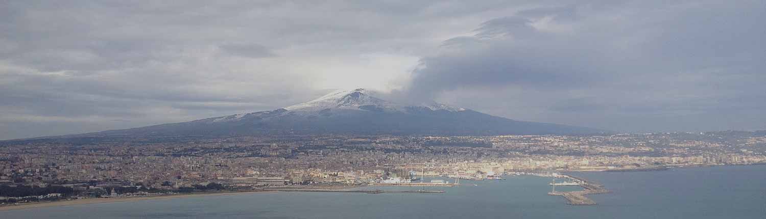 Catania - Panorama completo di Catania, con l'Etna sullo sfondo.