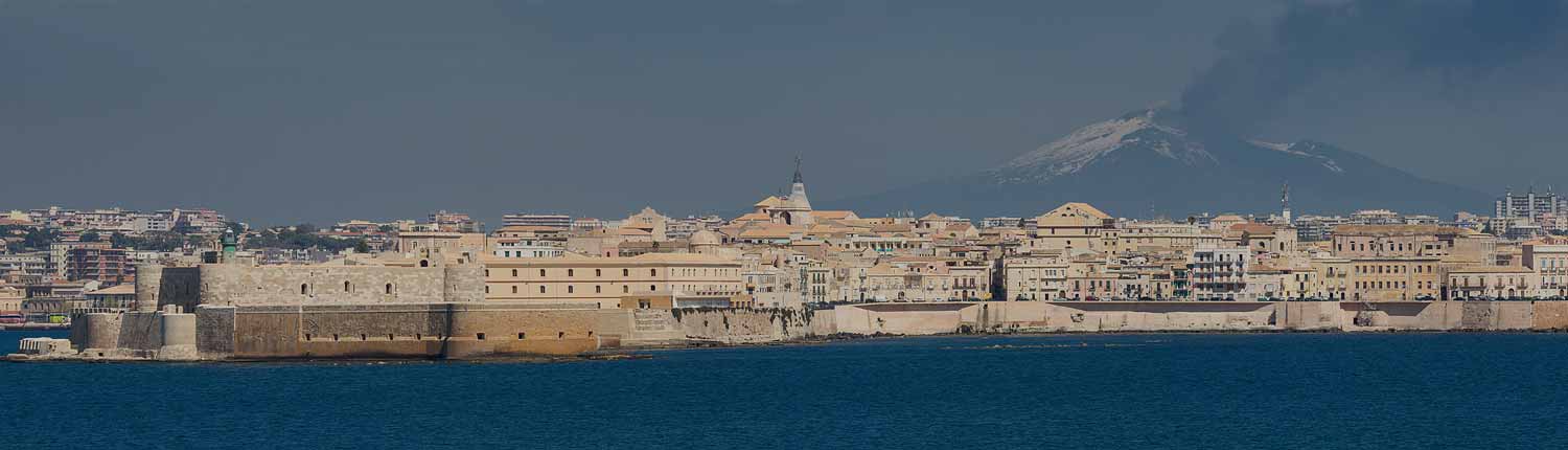 Siracusa - Panorama di Siracusa con l'Etna