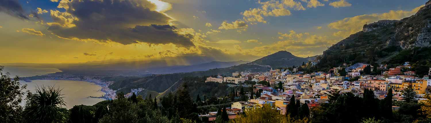 Taormina - Panorama di Taormina con l'Etna sullo sfondo