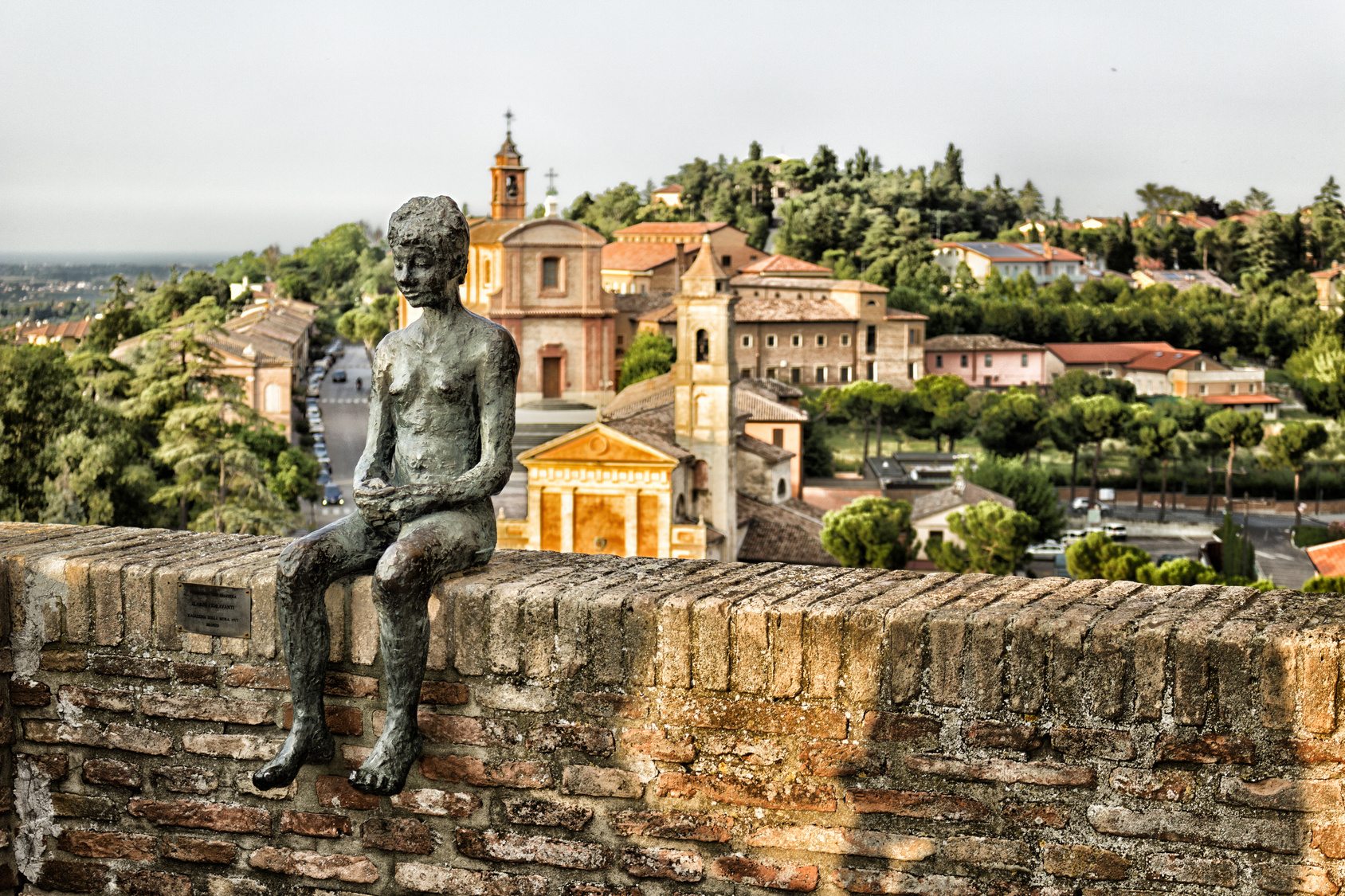 Longiano - Statua del ragazzo seduto ©Fotolia