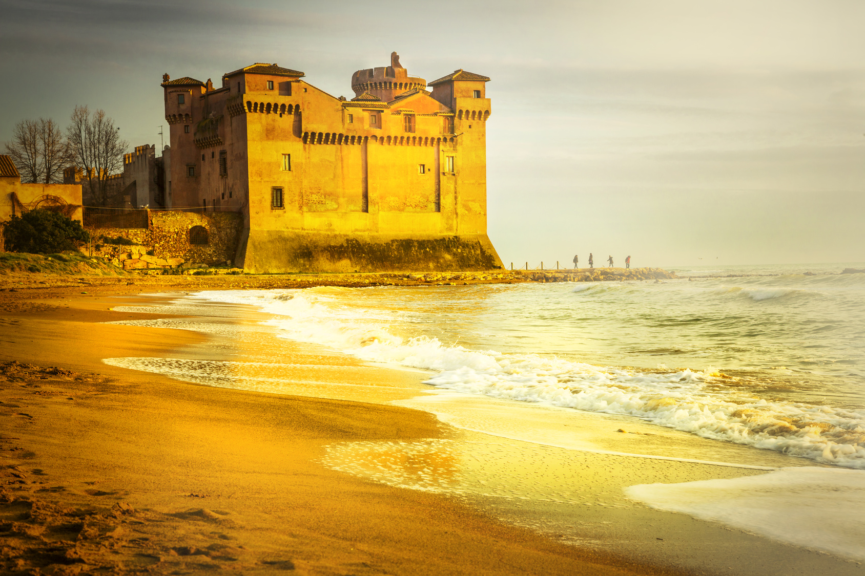 Santa Marinella - Castello di Santa Severa al tramonto ©Fotolia