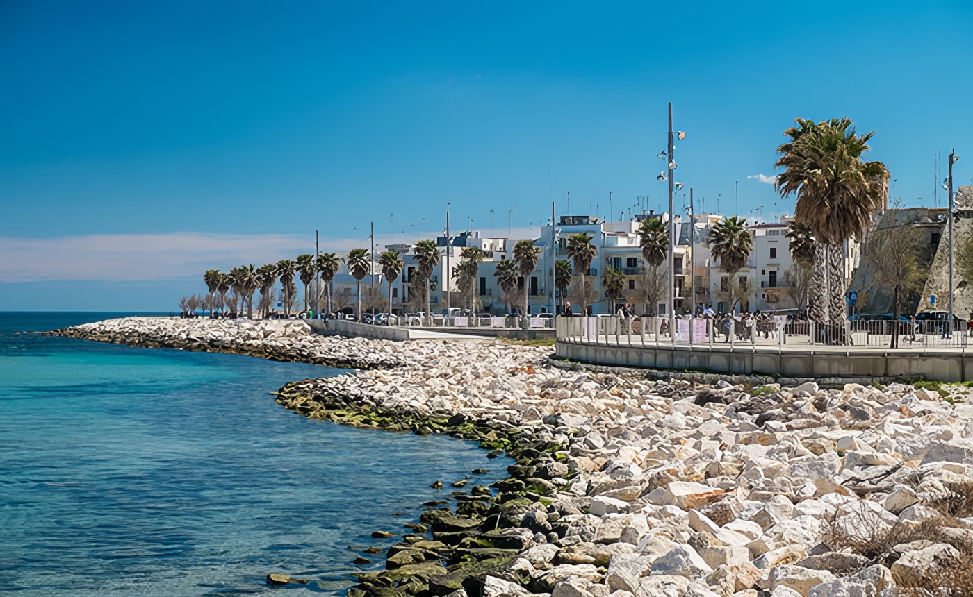 Mola di Bari - Lungomare ©Wikimedia